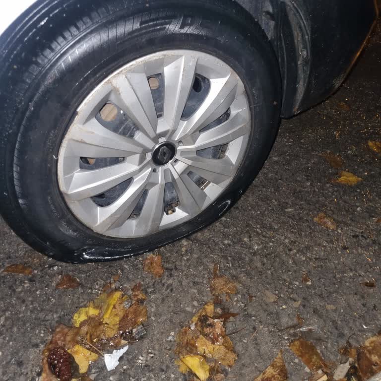 Renault Express Panelvan'da Kronik Lastik Ve Jant Sorunu, Can Güvenliğimiz Tehlikede