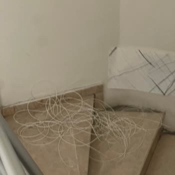 Fiber Kablo Montajı Sonrası Apartmanda Temizlik Yapılmadı, Görüntü Kirliliği Oluştu