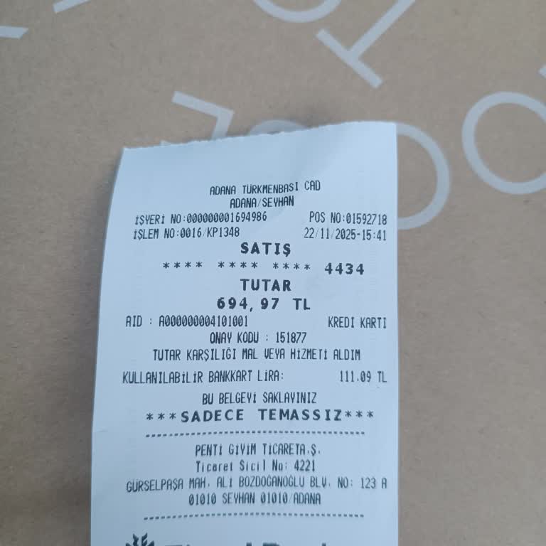 Çocuk Müşteriye Karşı Saygısız Ve Küçümseyici Mağaza Çalışanı Yaklaşımı