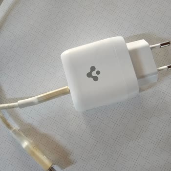 Spigen USB-C Şarj Kablosunda Sararma Ve Aşırı Isınma Güvenlik Endişesi