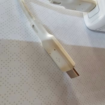 Spigen USB-C Şarj Kablosunda Sararma Ve Aşırı Isınma Güvenlik Endişesi