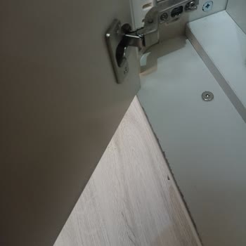 Aynalı Dolap Kapağındaki Sürekli Sürtme Sorunu Ve Yetersiz Servis Deneyimi