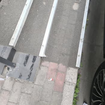 Kim Market Çıkışındaki Sivri Profil Hem Güvenlik Hem Maddi Zarar Riski Oluşturuyor