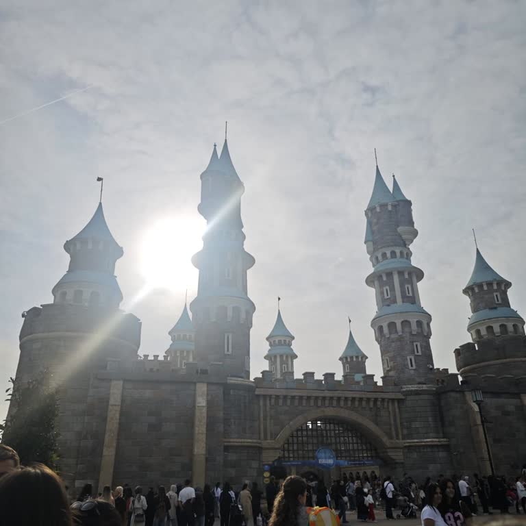 Vialand Öğretmenler Günü Kampanyasında Yoğunluk Ve Kapalı Oyuncaklar Nedeniyle Hayal Kırıklığı