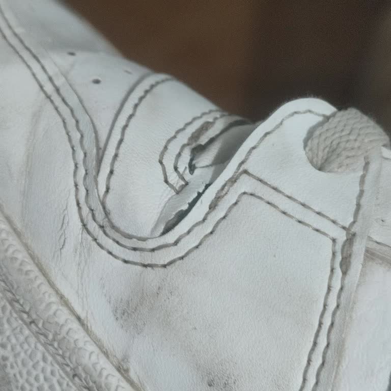 Aldığım Adidas Ayakkabı Kısa Sürede Yırtıldı Mağaza Destek Vermedi