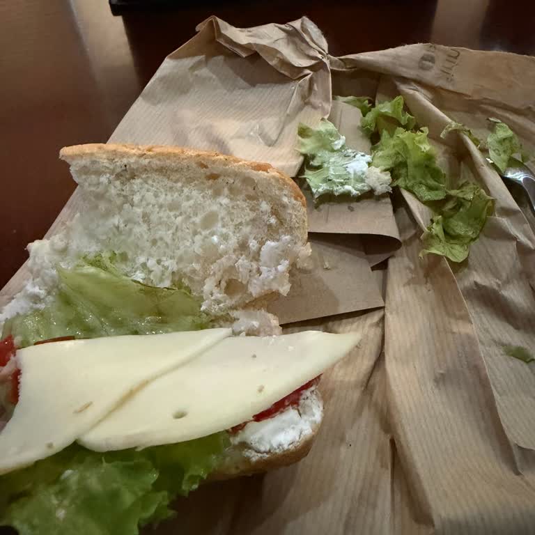 Güvendiğim Fırından Küflü Ve Bozuk Sandviç Satın Aldım