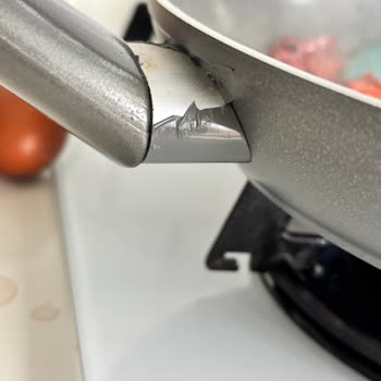 Korkmaz Mutfak Eşyaları Kısa Sürede Sapı Yanan Tava Nedeniyle Üçlü Setin İadesini Talep Ediyorum