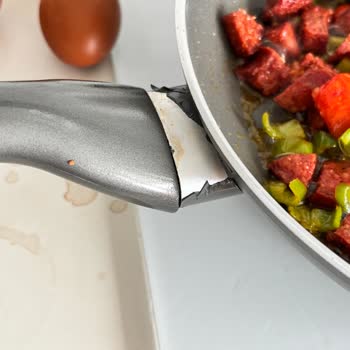 Korkmaz Mutfak Eşyaları Kısa Sürede Sapı Yanan Tava Nedeniyle Üçlü Setin İadesini Talep Ediyorum