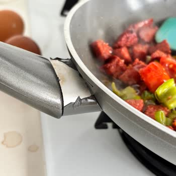 Korkmaz Mutfak Eşyaları Kısa Sürede Sapı Yanan Tava Nedeniyle Üçlü Setin İadesini Talep Ediyorum