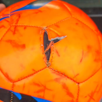 Bir Haftada Deforme Olan Futbol Topu Hayal Kırıklığı Yarattı