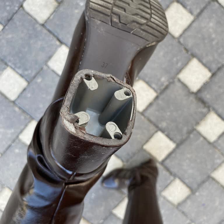 Büyük Beklentiyle Aldığım Çizmenin Topuğu Kısa Sürede Düştü