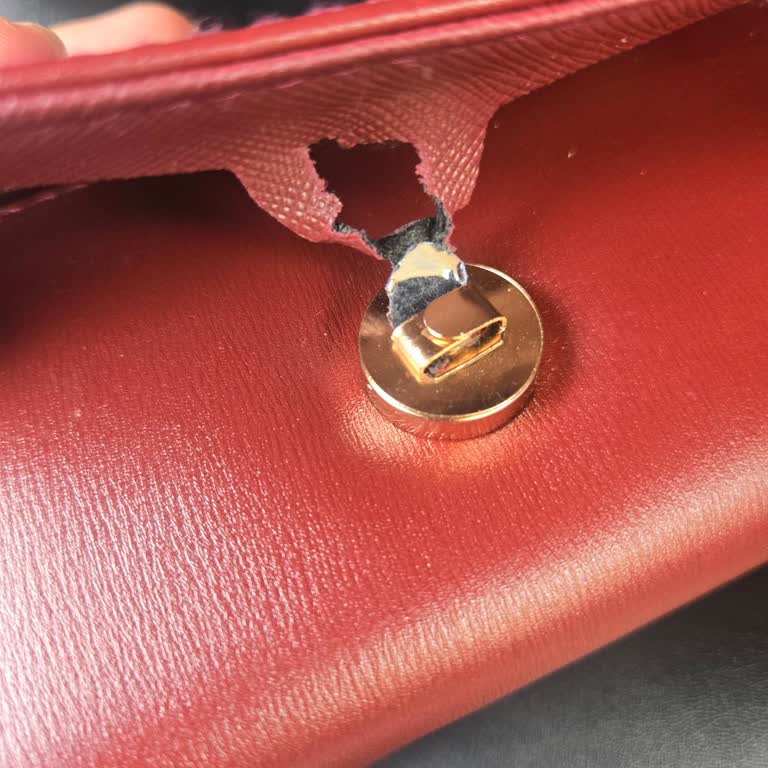 Kısa Sürede Deforme Olan Cüzdan Ve Mağaza Çalışanının Tutumu