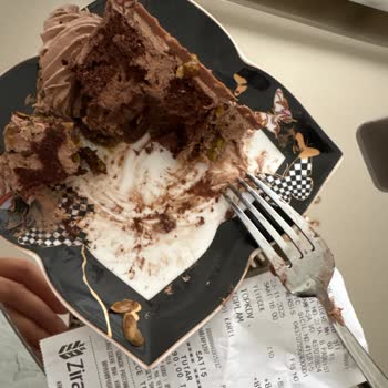 Güngör Pastanesi Pastanın İçinden Çıkan Antepfıstığı Kabuğu Misafirlerim Önünde Mahcup Etti