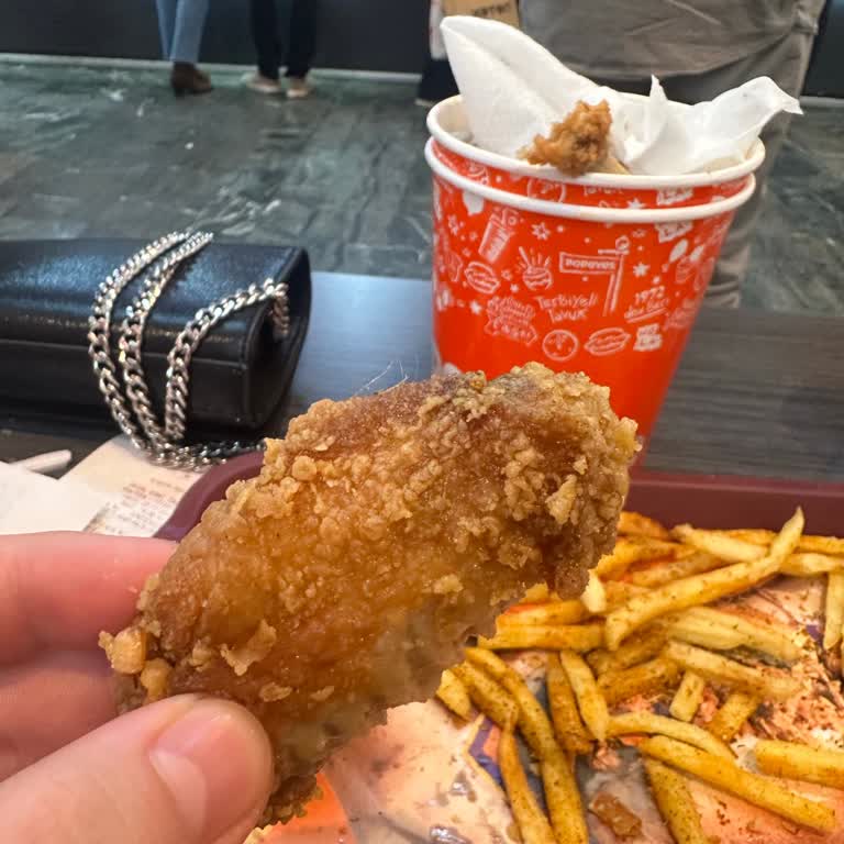 Popeyes Çıtır Kova Menüsünde Hijyen Sorunu: Tavuk Parçalarında Tüy!