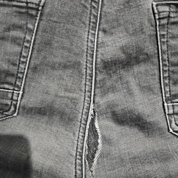 Mavi Jean'de Kısa Sürede Yırtılma Ve Hayal Kırıklığı