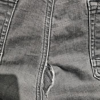 Mavi Jean'de Kısa Sürede Yırtılma Ve Hayal Kırıklığı