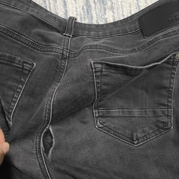 Mavi Jean'de Kısa Sürede Yırtılma Ve Hayal Kırıklığı