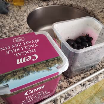 Bozulmuş Zeytinler Güvenimi Sarsıyor: Son Tüketim Tarihi Geçmemiş Ürünlerde Küf Ve Koku Problemi