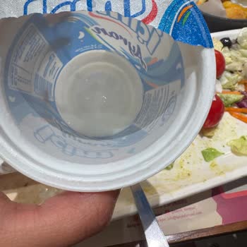 Tavuk Dünyası Tarihi Geçmiş Ayran Verilmesi ve Yetersiz Çözüm: Çocuğumun Sağlığından Endişeliyim