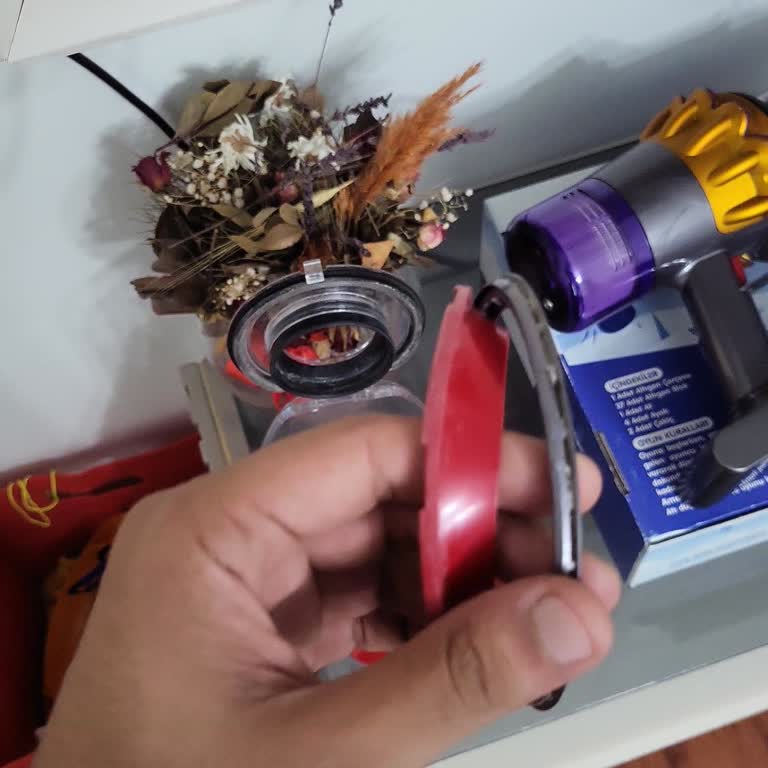 Dyson V15 Süpürgemde Kırmızı Lastik Parça Sorunu Ve Garanti Talebi