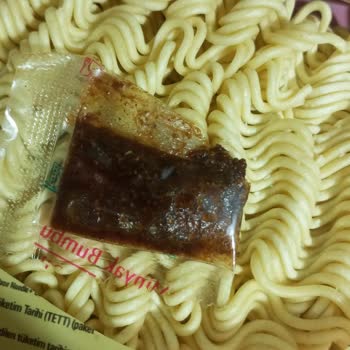 İndomie Paketinde Hijyen Sorunu ve Eksik Yağ Problemi