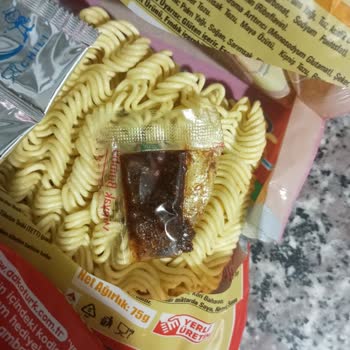 İndomie Paketinde Hijyen Sorunu ve Eksik Yağ Problemi
