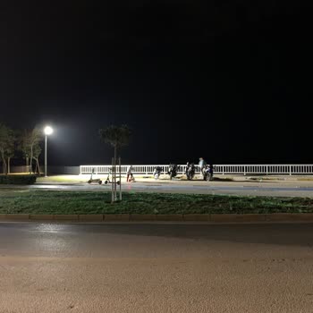 Köprü Yakınındaki Aşırı Parlak Spot Işık Trafik Güvenliğini Tehdit Ediyor