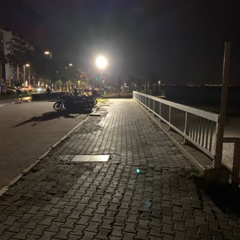 Köprü Yakınındaki Aşırı Parlak Spot Işık Trafik Güvenliğini Tehdit Ediyor