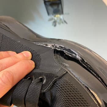 Kısa Sürede Kullanılamaz Hale Gelen Ayakkabı Ve Satıcı İlgisizliği