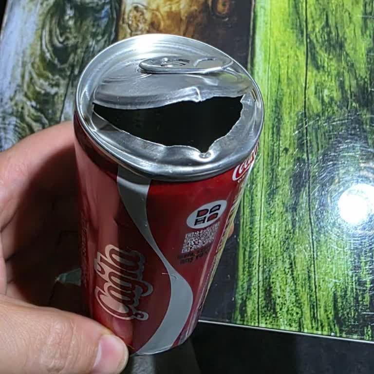 Kendi Kendine Patlayan Coca-Cola Kutusu Araçta Zarar Verdi