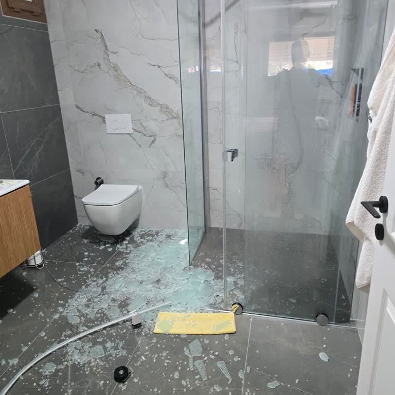 Hüppe Banyo Duşakabin Camı Kendiliğinden Patladı, Garanti Kapsamı Yetersiz Kaldı