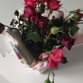 Öğretmenler Günü İçin Siparişimde Solmuş Ve Özensiz Çiçek Teslimatı Mağduriyeti