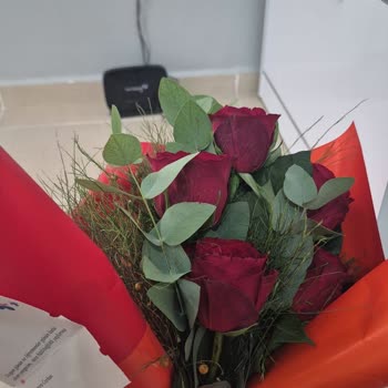 Beklentiyi Karşılamayan Solmuş Ve Özensiz Çiçek Buketiyle Büyük Hayal Kırıklığı