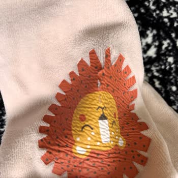 Kullanılmadan Deforme Olan Bebek Kıyafetleri Ve İlgisiz Mağaza Personeli