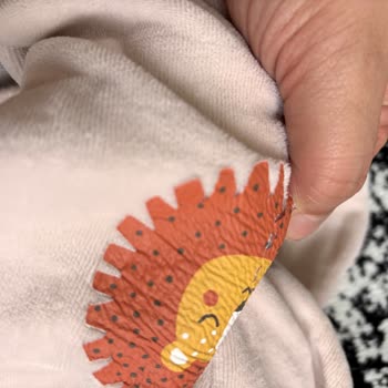 Kullanılmadan Deforme Olan Bebek Kıyafetleri Ve İlgisiz Mağaza Personeli