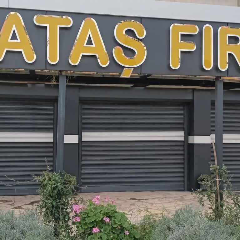 Menderes Belediyesi Karataş Fırın Cafe'nin Bina Önünde Süregelen Görüntü Kirliliği Ve Zarar