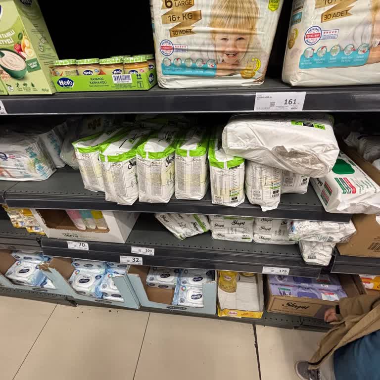 Ambalajı Yırtık Ve Bantlanmış Bebek Bezleri Satışa Sunuluyor