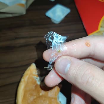 Burgerde Plastik Parça Çıkması Nedeniyle Güven Sorunu Ve Sağlık Endişesi