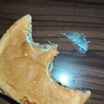 Burgerde Plastik Parça Çıkması Nedeniyle Güven Sorunu Ve Sağlık Endişesi