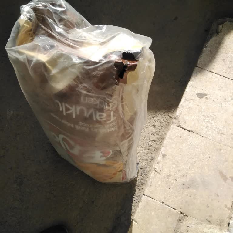 Her Siparişte Yırtık Ambalaj Gelen Mama Hijyenine Güvenim Kalmadı