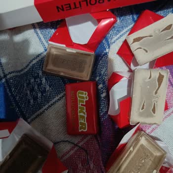 Bozuk Ve Rengi Değişmiş Ülker Napoliten Çikolata Satışı