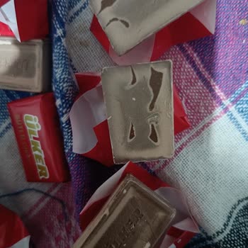 Bozuk Ve Rengi Değişmiş Ülker Napoliten Çikolata Satışı