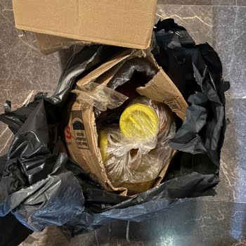 Kargolarımız Parçalanmış Ve Sahipsiz Şekilde Apartman Önüne Bırakıldı
