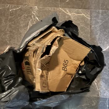 Kargolarımız Parçalanmış Ve Sahipsiz Şekilde Apartman Önüne Bırakıldı