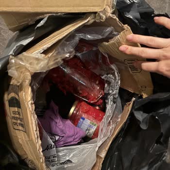 Kargolarımız Parçalanmış Ve Sahipsiz Şekilde Apartman Önüne Bırakıldı