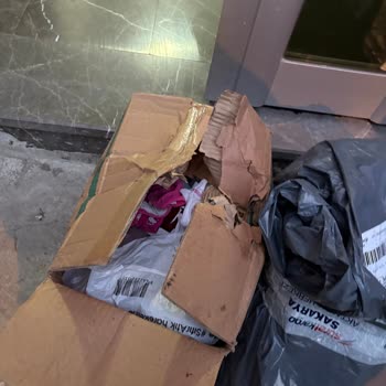 Kargolarımız Parçalanmış Ve Sahipsiz Şekilde Apartman Önüne Bırakıldı