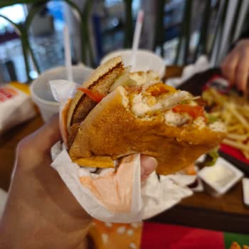 Burger King Kuşadası Şubesinde Bayat Ekmek Ve Sert Soğan Halkalarıyla Karşılaştım