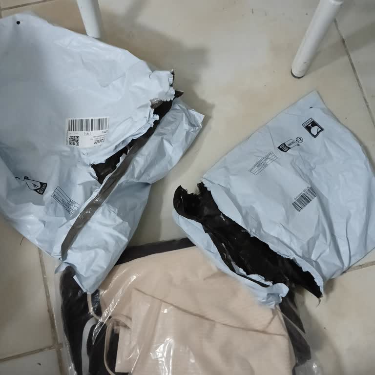 Siparişimdeki Ürünler Eksik Ve Kargo Poşeti Yırtılmış Geldi