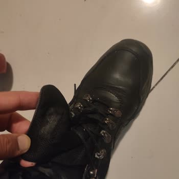 Zapatos Dockers filtran agua, desgaste prematuro, solicito reembolso