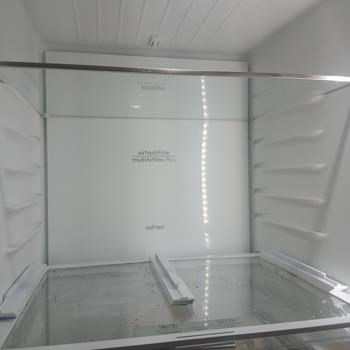 Siemens Buzdolabı Cam Rafı Temizlik Sırasında Tehlikeli Şekilde Kırıldı